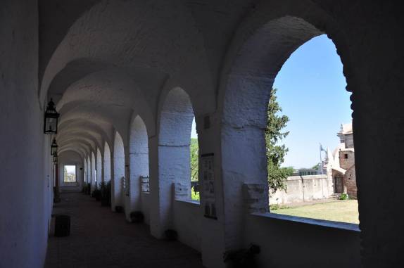 As arcadas e colunas da Estância Jesuítica de Alta Gracia, na Argentina
